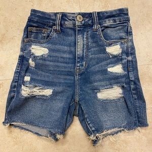 AMERICAN EAGLE CURVY HI-RISE SHORTIE